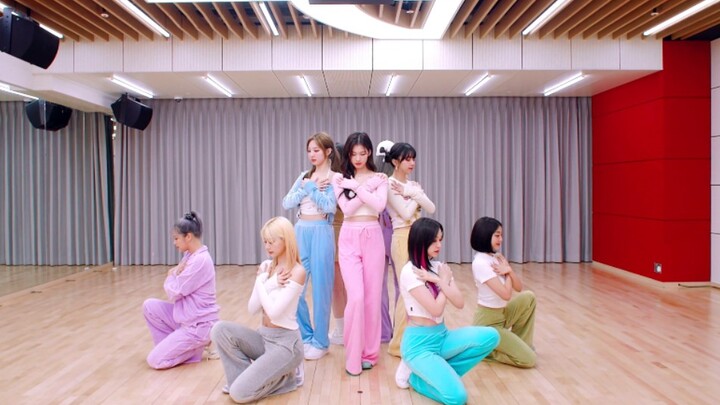 نسخة استوديو الرقص لأغنية "Talk that Talk" الخاصة بفرقة TWICE