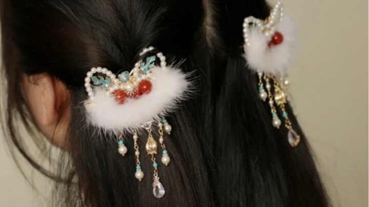 Who wouldn’t be smitten by this fluffy little lion-head hair clip (๑•.•๑)? Gift it to your bestie fo
