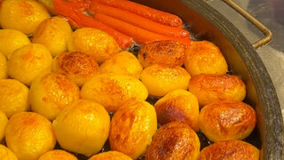 Cơm trộn khoai tây nghiền trên phố, chín tệ một phần đầy ắp. Còn có thêm một muỗng lớn thịt băm nữa 