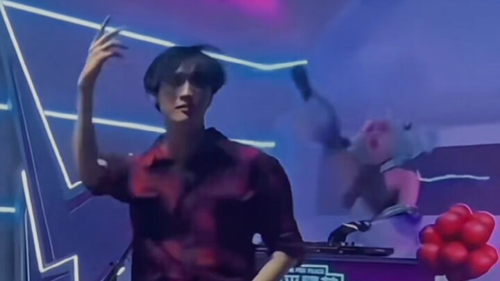 Second uncle, how about you dance again... Your dance looks way smoother than those hand gesture dan