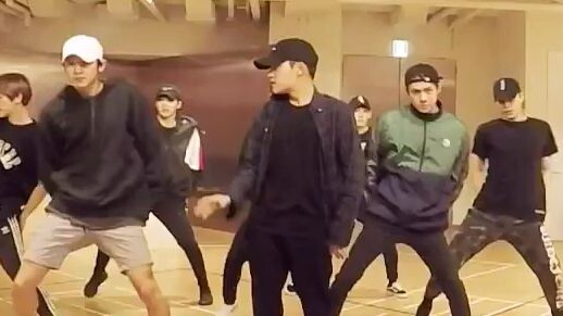 【دو كيونغ سو】تمرين رقص EXO على أغنية “Ooh La La La” في غرفة التمارين (1080) 181111