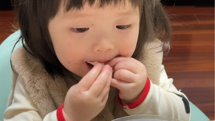 Cô ấy nói chuyện hài quá!