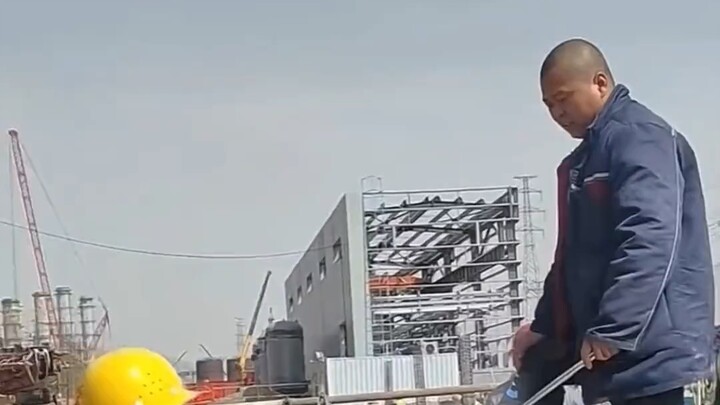 Mengintimidasi Pekerja Migran: Mandor Marah karena Pekerja Tak Menghadapkan Mangkuk Nasi ke Ember, S