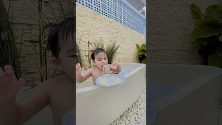 tuan muda! sarapan pagi di dalam bathtub! emang boleh? gak bahaya ta?