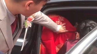 领完证生下宝宝后再办婚礼，婚礼当天从车里端出宝宝
