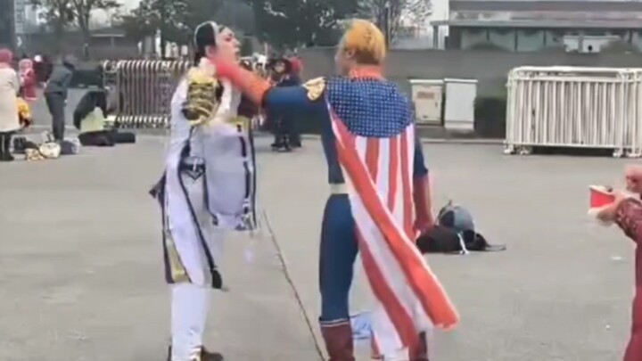 Yuzuchu plays Genshin Impact cosplayer at the comic convention