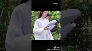 Xiao Zhan knows how much Yibo is afraid of insects 😁