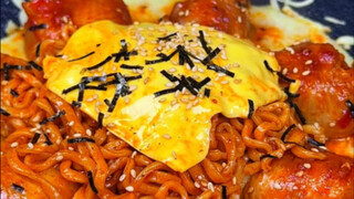 Cùng ăn nào~ Mì tôm phô mai và gà tây, hương vị phô mai đậm đà, cay và dai