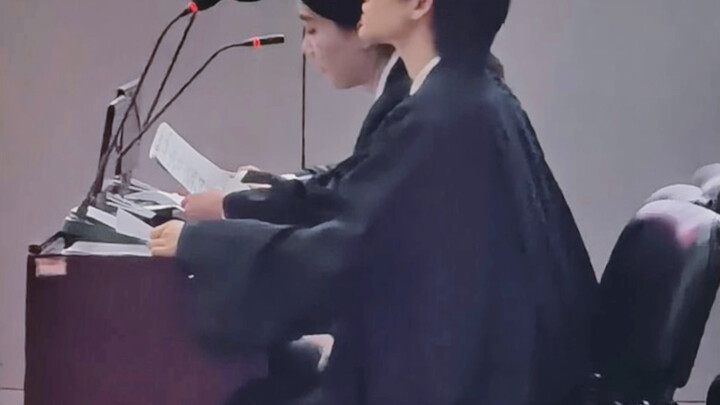 عندما تكون لديك زميلة أقدم تدرس القانون