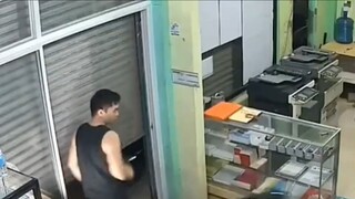 “玛雅吓死了”男子准备关门突然冲进来一人购物：本以为是穷凶，没想到是极饿 #哈哈哈笑死我了