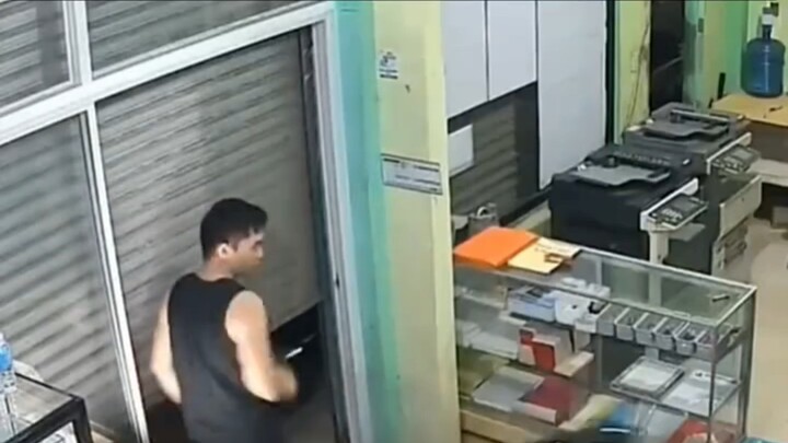 “玛雅吓死了”男子准备关门突然冲进来一人购物：本以为是穷凶，没想到是极饿 #哈哈哈笑死我了