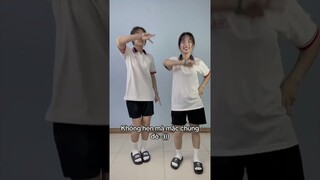 Không hẹn mà mặc chung đồ chung luôn dép.