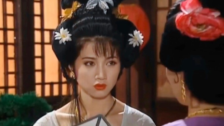 She only appeared in six episodes, but she had many different outfits. This hairstyle makes her look