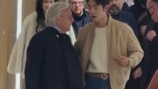 Saya suka keterampilan sosial Xiao Zhan yang tenang dan mudah bergaul. Dia dapat berbicara dengan or