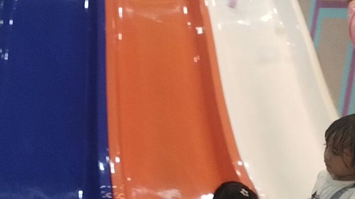 menemani anak bermain