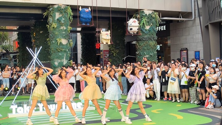 Thật đẹp biết bao khi một nàng công chúa nhảy múa trong đôi giày thể thao? SNEAKERS-ITZY Roadshow