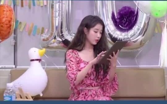 อีจีย็อง แม่รักหนูนะ! น่าเสียดายที่ IU ไม่เข้าใจมุกนี้: นั่นแม่ฉันเหรอ?