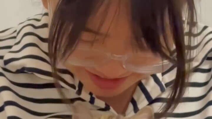 ฉันใช้หนังสือพิมพ์เก่า 10 ปอนด์ แล้วเปลี่ยนกล่องเก็บของให้กลายเป็นกระบะทรายลายทอมกับเจอร์รี่!