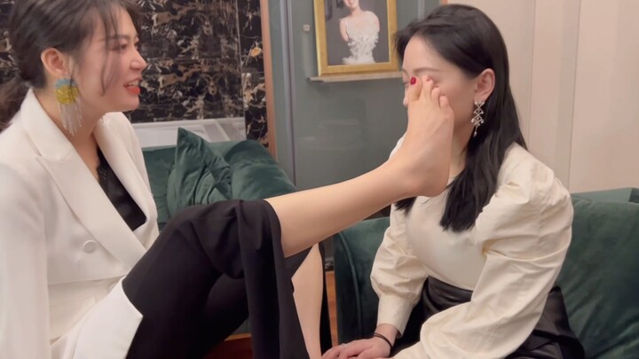 تعال، سأضع لك المكياج بقدمي!