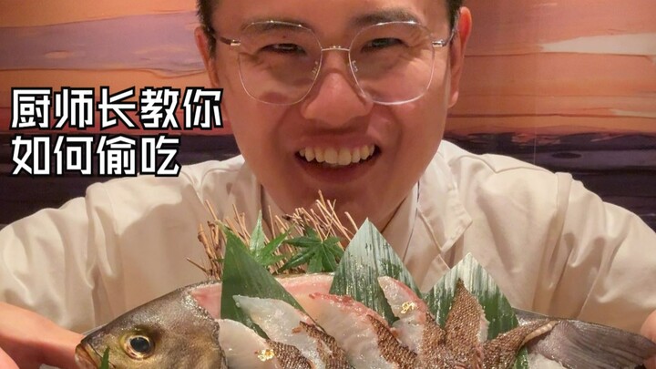 رئيس الطهاة الياباني يأكل خلسة بعد الدوام