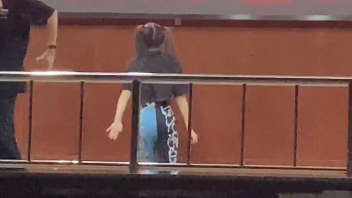 Communication University of China Military Training Art Performance｜Dancing to HyunA’s new song PING