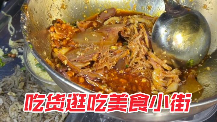 Ini enak banget deh~ Berbagai macam daging dicampur jadi satu, lalu disiram saus pedas dan minyak ca