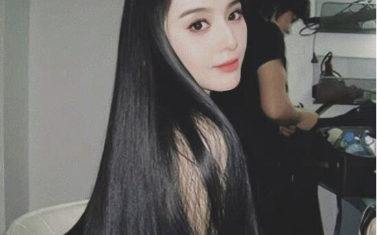 Seorang wanita cantik sejati hanya membutuhkan rambut hitam panjang lurus untuk membuat orang terpes