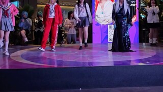 คุณคิดอะไรอยู่ตอนที่เต้นบ้าน? / ฉันอยากเป็นคนรักของคุณ (ตื่นตระหนก)