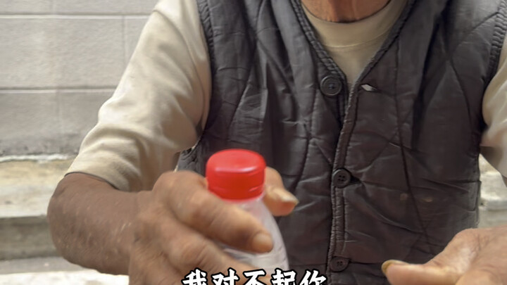 Người qua đường bảo anh ta có tay có chân mà còn giả vờ đáng thương. Tôi nhìn thì thấy không giống; 