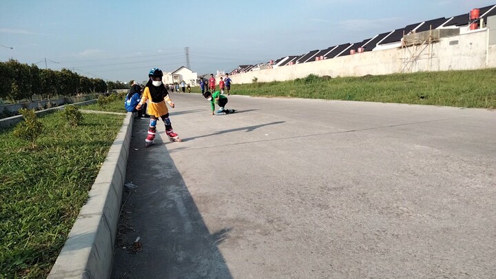Belajar main sepatu roda