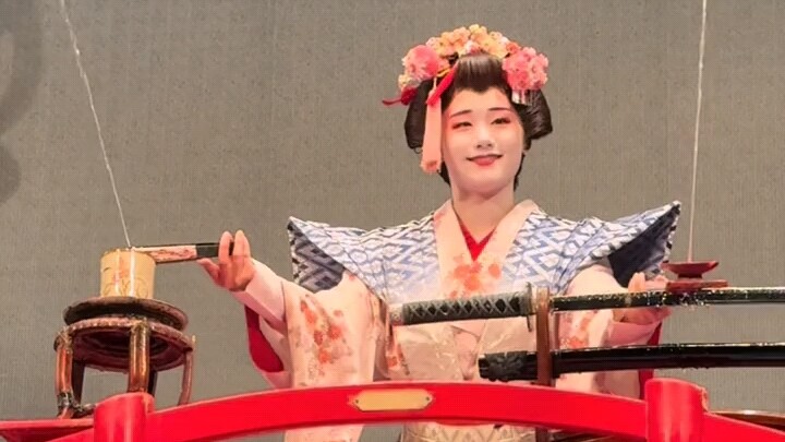 Does anyone know the principle behind this Japanese magic trick?
