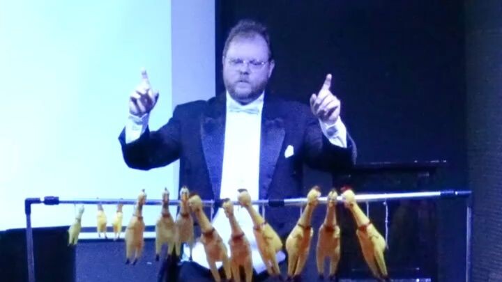 Nhà hát biểu diễn bản “Bohemian Rhapsody” phiên bản gà kêu chí chéo