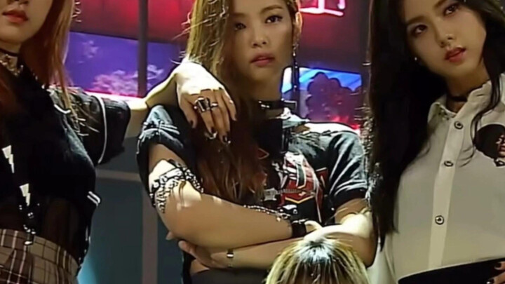 Đây thực sự là sân khấu đầu tiên sau khi debut sao??? Trời ơi, đây mới đúng là idol bẩm sinh chứ #bl