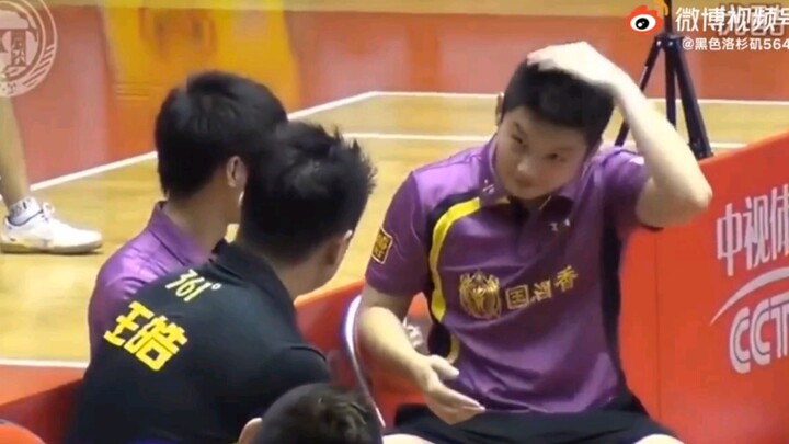 Bé mập bôi keo vuốt tóc: “Bôi vào là mình thành người lớn rồi!” Đáng yêu quá đi mất!