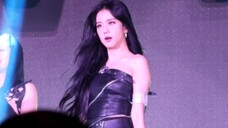 JISOO mengambil gambar langsung dari Boombayah 230703 Hyde Park Music Festival 4SEASONS