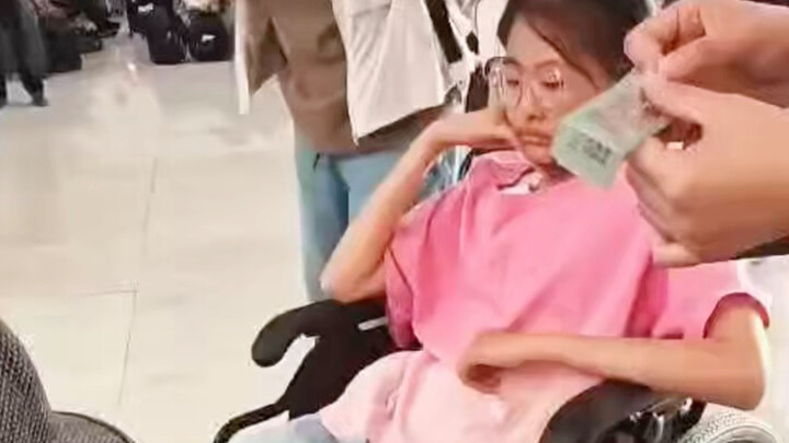 Pengobatan tradisional Tiongkok yang ajaib, seorang gadis bertemu dengan orang baik di stasiun saat 