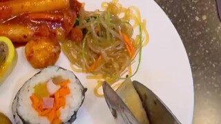 韩国的婚礼上都有些什么菜，自助餐随便夹，份量倒是管够的...
