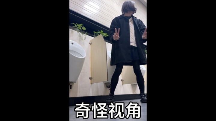 Apa yang harus dilakukan kalau cowok yang pakai baju cewek pengin ke toilet di luar?