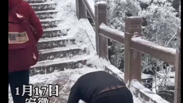 A netizen filmed a man performing “three steps and one kowtow.” “What kind of suffering must he have