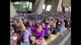 โอ้พระเจ้า! แฟนบอลชาวไทย “หวัง เหอดี” ยืนรอรับเขาเต็มถนน!