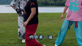 太空步教学，你认为哪位学员滑得最好呢？