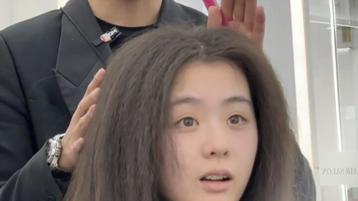 หน้าตาที่ถูกปิดบังไว้ด้วยเส้นผมเหล่านั้น!!