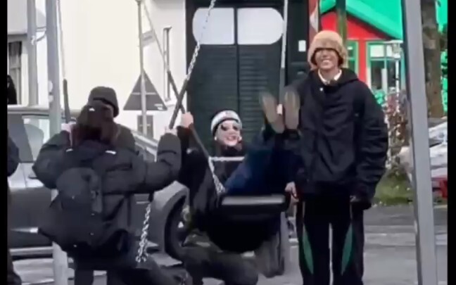 The sisters are playing on the swing, and Wang Anyu is giggling next to him. This season, Hua'er and