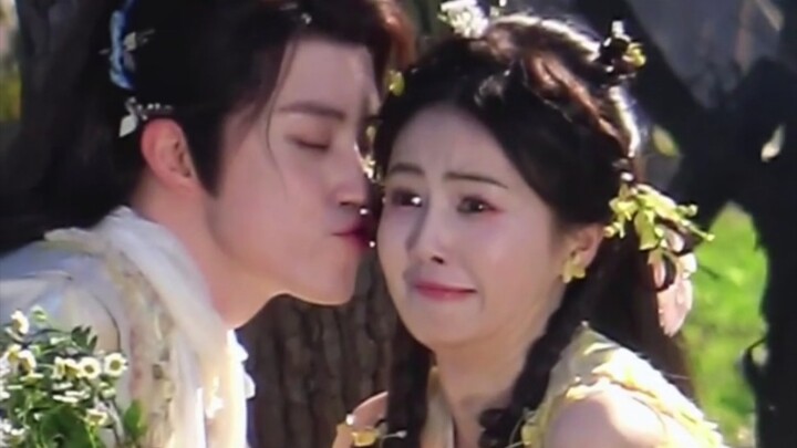 ขำตาย ใครกันนะบอกว่าทั้งคู่ดูรักกันสุดๆ! ปากยื่นออกไปไกลสองลี้ พวกคุณนักแอ็บสแตร็กสายพรสวรรค์จูบยังเ
