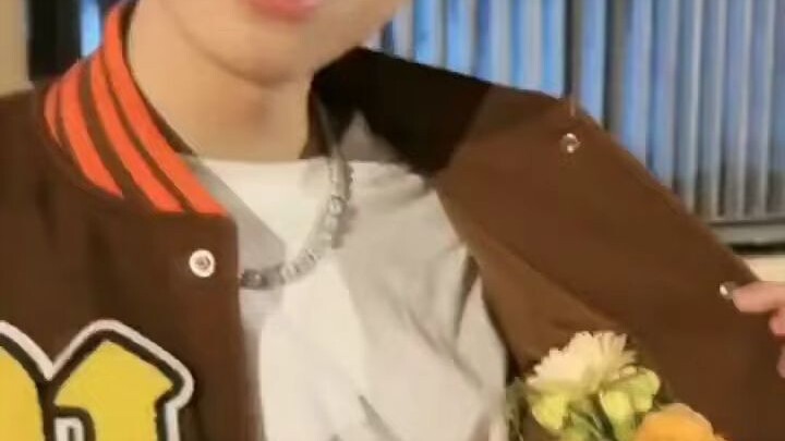 Man gives girlfriend potato chips, girlfriend thinks they're flowers—turns out… Netizens say: "Now I