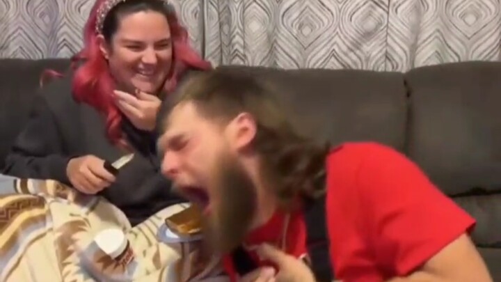 Saat kamu menggunakan pisau mainan untuk mengerjai pacarmu∽