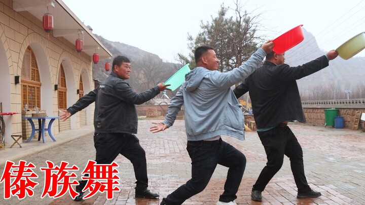 陕北小伙带兄弟们跳傣族舞，这一扭一摆，总感觉哪里不对！