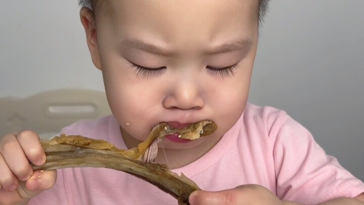 ลูกมนุษย์ดื่มด่ำกับการกิน