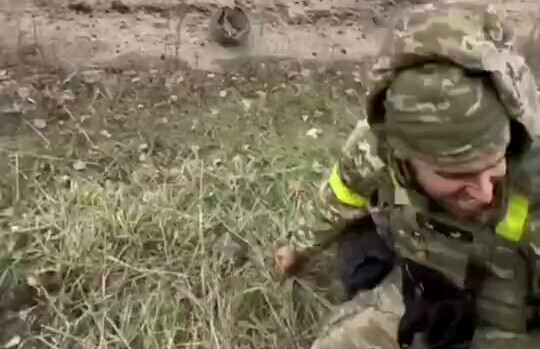 Quân Ukraine đang chạy thì dẫm phải mìn