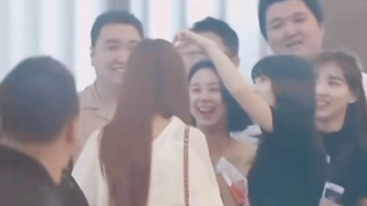 【Chou Tzuyu】Semua staf tersenyum penuh kasih sayang—masa sih dia anak nakal? Dia itu si bayi yang di